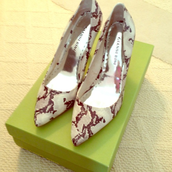 Gianni Bini animal print pumps!!