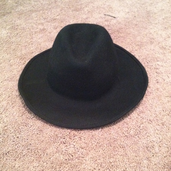 Forever 21 Accessories - Wide brim hat