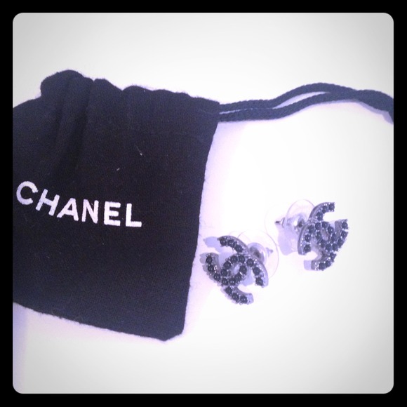 CHANEL Jewelry - 🚫SOLD🚫CHANEL Onyx CC earrings
