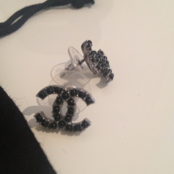 🚫SOLD🚫CHANEL Onyx CC earrings - Picture 2 of 3