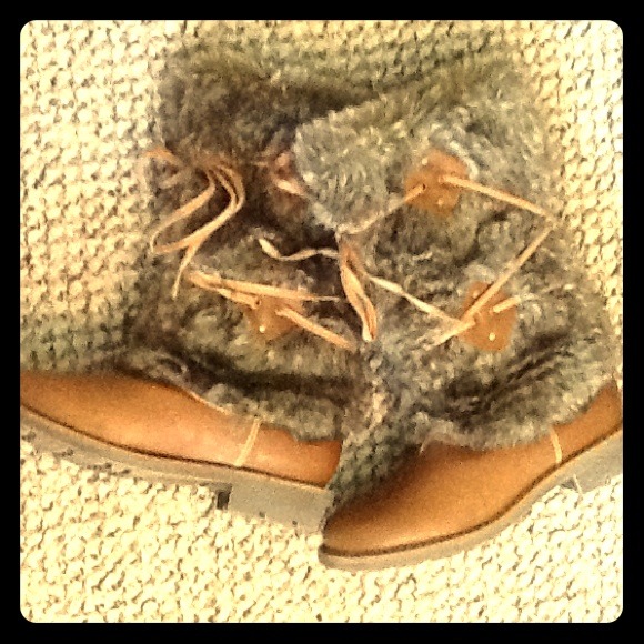 NEVER BEEN WORN Fur detailed lace-up boots