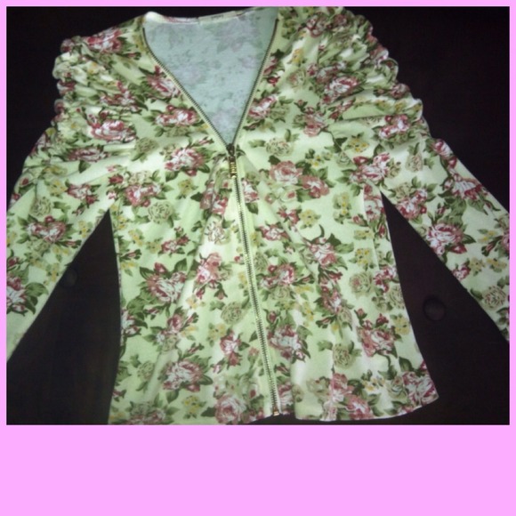 Great for spring! Floral half sleeve cardigan!💐🌸