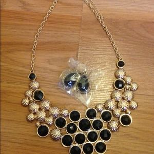 Black and gold  necklace set