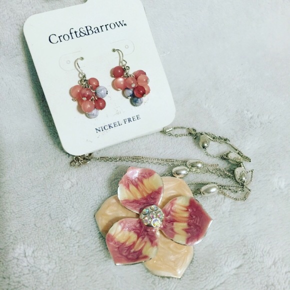 2 piece set Pink Flower Necklace and earrings
