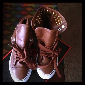 NIB Apple Bottoms brown sneakers size 6