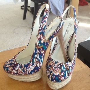 😍REDUCED Multicolored print slingbacks