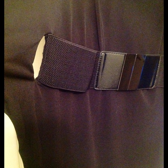 💢💢SOLD IN DAUGHTERS CLOSET💢💢Blouse - Picture 2 of 4