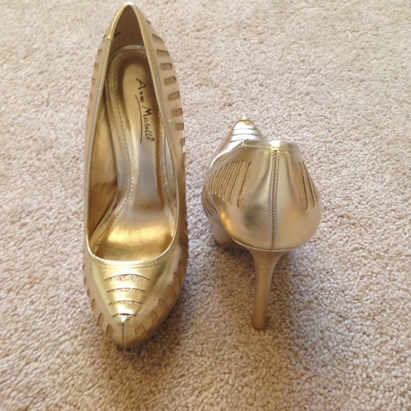 Hot Gold Pumps