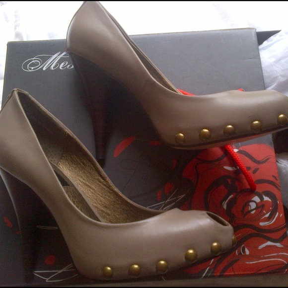 New in Box Messeca beige peep heels studs size 6 - Picture 2 of 4