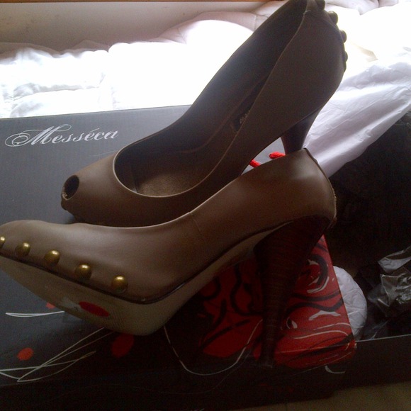 New in Box Messeca beige peep heels studs size 6 - Picture 3 of 4