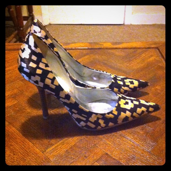 Geometric black and gold pumps