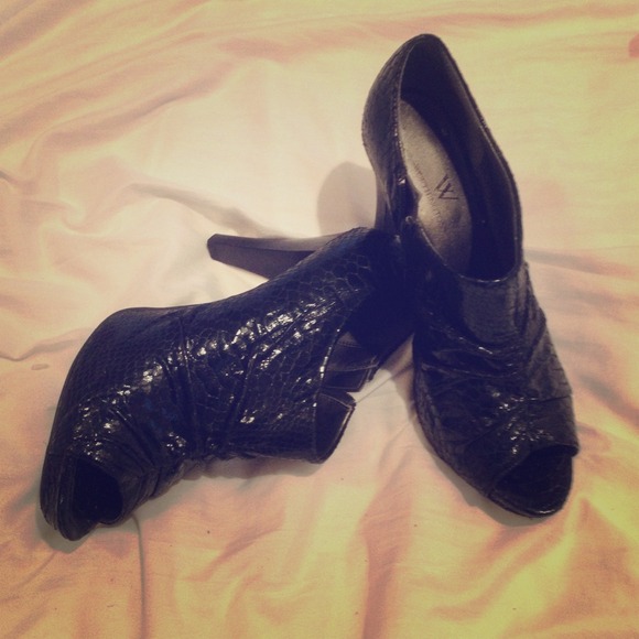 Black leather open toe pumps