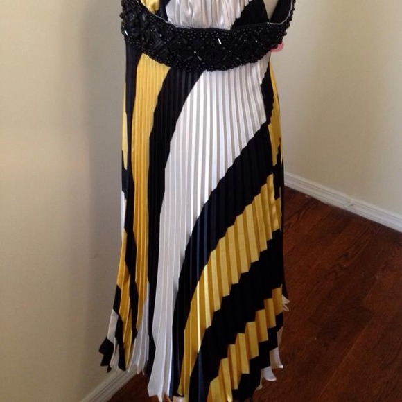 Cute yellow-black knee high dress - Picture 2 of 4