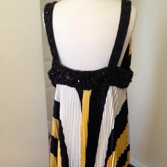 Cute yellow-black knee high dress - Picture 3 of 4