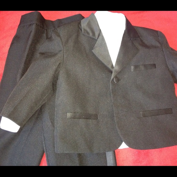 Two-button notch-lapel toddlers tuxedo