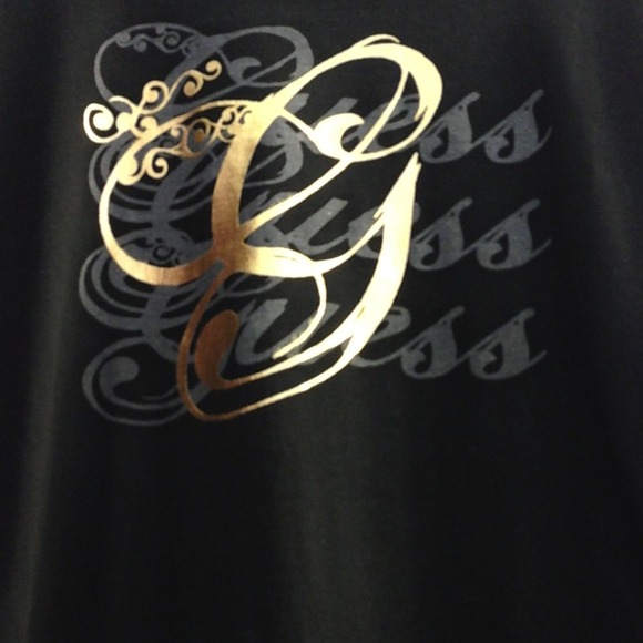 🚫Sold🚫 Black guess tee - Picture 2 of 3