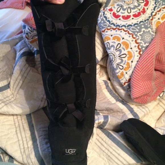 💰SOLD!!💰Tall black bailey bow Uggs - Picture 2 of 4