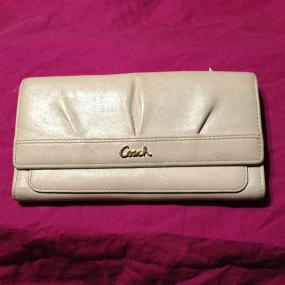 1⃣0⃣0⃣% authentic coach leather wallet!!