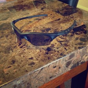 Oakleys sunglasses (women's) no scratches