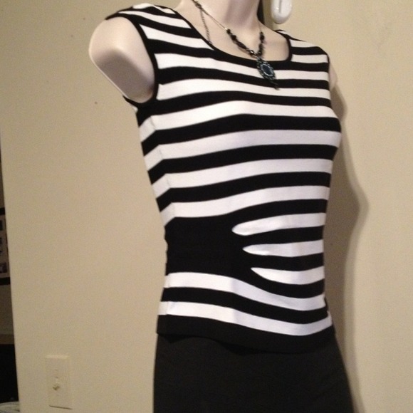 Venini casual black/white tank top. L 17" x B 28". - Picture 2 of 3