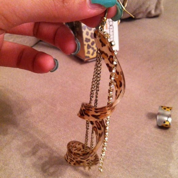 ✳SOLD✳!!!Animal Print Accessory bundle - Picture 2 of 4