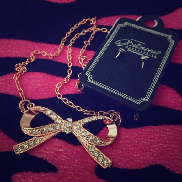 Rose Gold Colored Necklace with pair of earrings