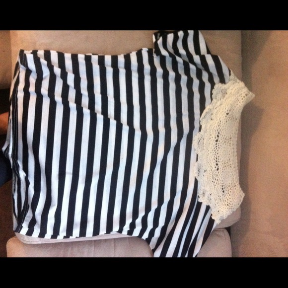 🚫 TRADED 🚫Black and white striped blouse - Picture 3 of 3
