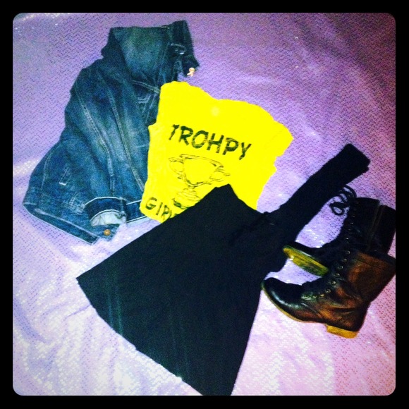 🚫SOLD🚫 Gold and black graphic tee