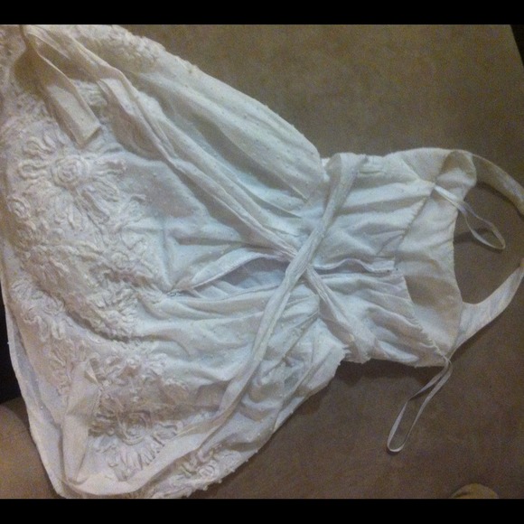 Beautiful white halter top dress - Picture 3 of 4