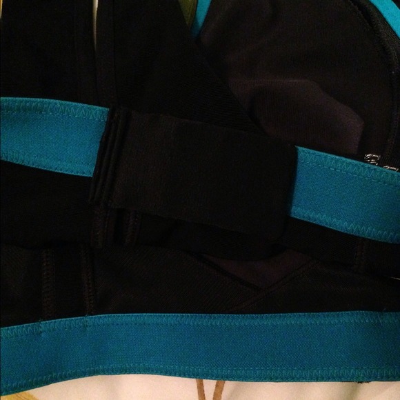 SOLD*****Under Armour sports bra - Picture 4 of 4