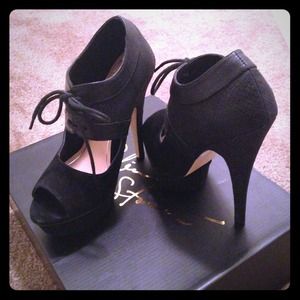 Peep toe pumps