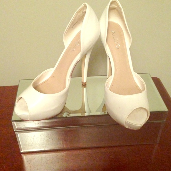 Aldo size 7 , White 4 1/2 in gorgeous stiletto.