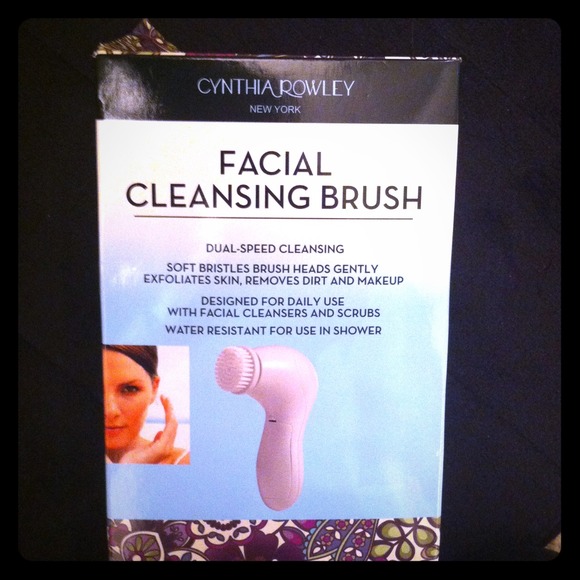 Cynthia Rowley facial cleansing brush