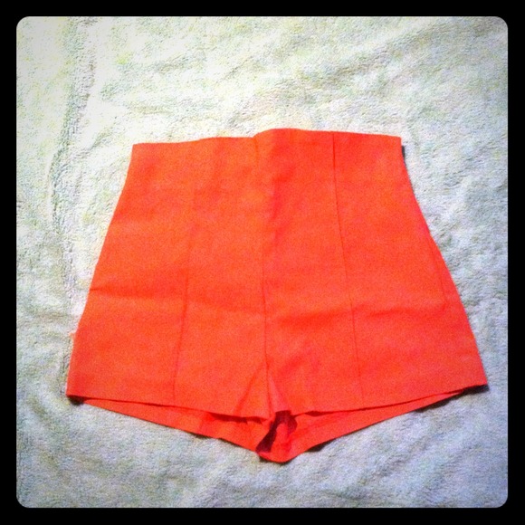 Coral high waist stretch shorts with zip closure