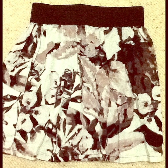 🚫Sold🚫Black and white skirt💖(reduced)👇