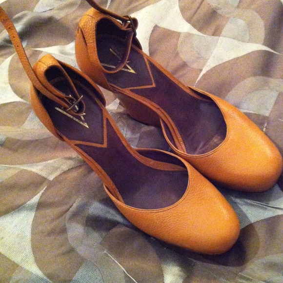 Vince Camuto rounded toe wedges