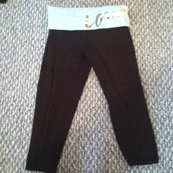 🚫SOLD🚫Victoria's Secret cropped yoga capris XS!