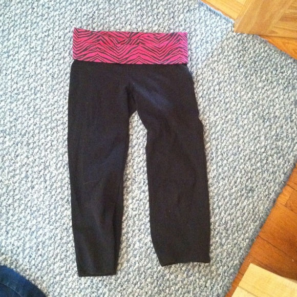 🚫SOLD🚫Victoria's Secret yoga capris XS!