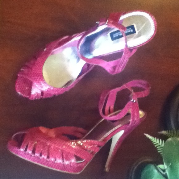 SOLD*****WHBM fuscia strappy heels - Picture 1 of 4