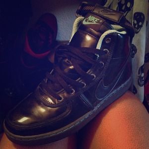 ⚡Never worn black and real high top NIKES!⚡