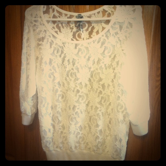 🎀🎀RESERVED🎀🎀Cream lace quarter sleeve top!