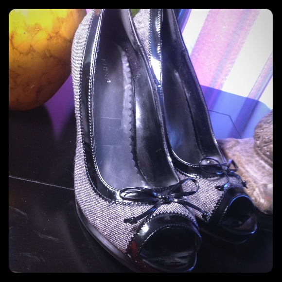 Peep toe pumps