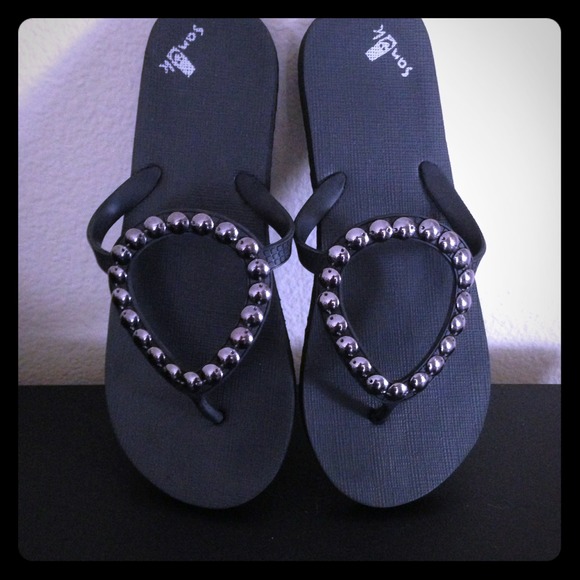 Sanuk Black w/Gunmetal Round Stud Flip Flop Sandal