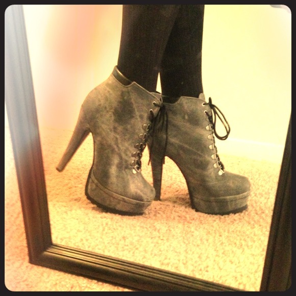 Shoes - BRAND NEW! Super sexy grey boots heels rocker