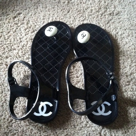 Black jelly sandals