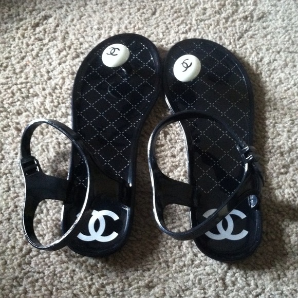 Black jelly sandals