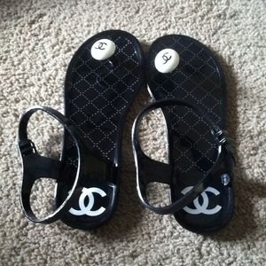 Black jelly sandals