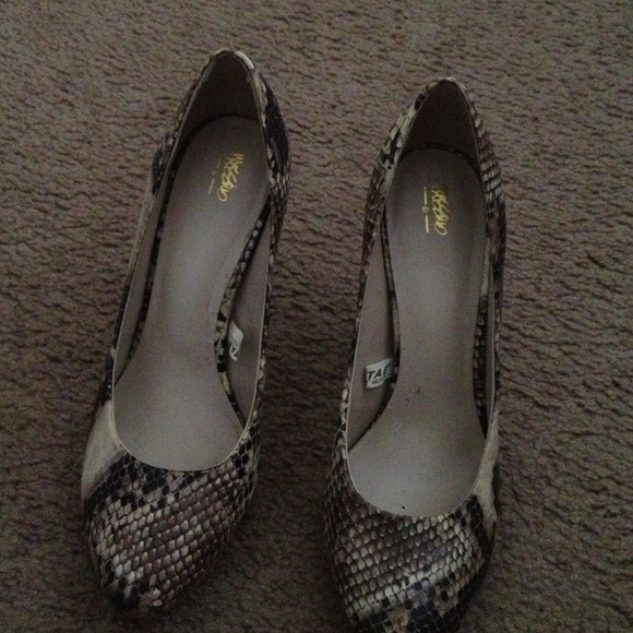 High heels shoes