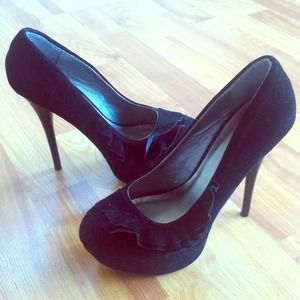 Black ruffles velvet 5 in high hells