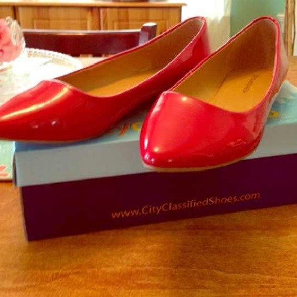Red pointed flats!